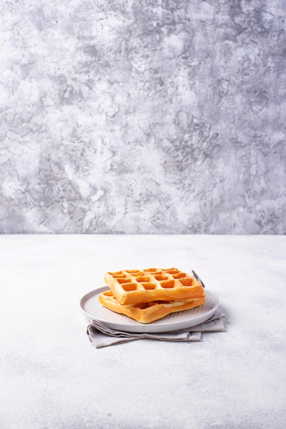 Waffeln mit Erdbeeren und Bananen