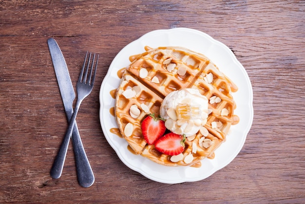 Waffeln mit Erdbeeren und Eis