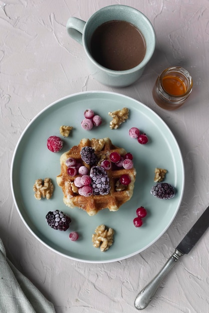 Waffeln mit frischem Obst und heißer Schokolade