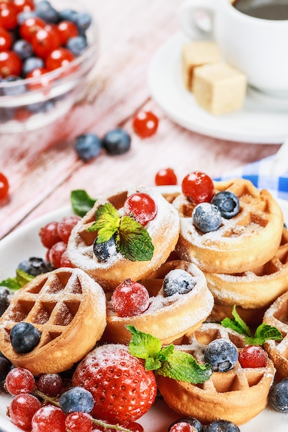 Waffeln mit frischen Beeren auf dem Tisch