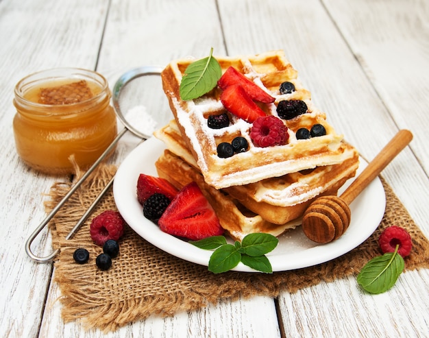 Waffeln mit frischen Beeren