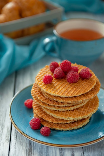 Waffeln mit Himbeertasse Tee und Croissant