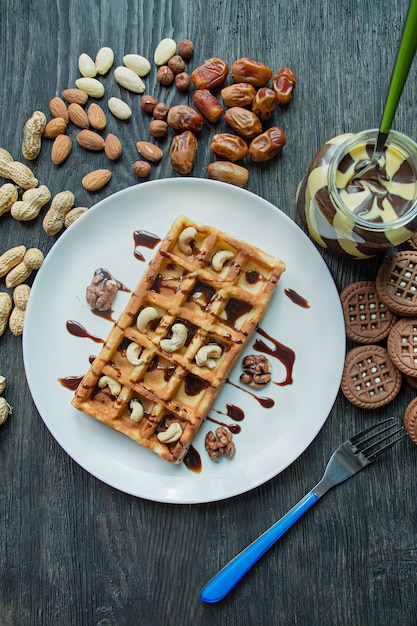 Waffeln mit Nüssen und Schokoladenmasse zum Frühstück