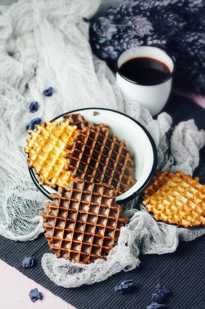 Waffeln mit Schokoladenglasur mit Kaffee