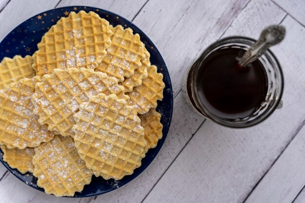 Waffeln und ein Glas Tee in einem Vintage-Getränkehalter