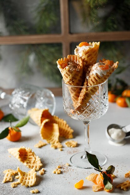 Waffelröhrchen auf dem Tisch mit Eis in einem Glas