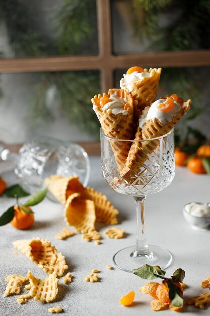 Waffelröhrchen in einem Glas auf dem Eistisch