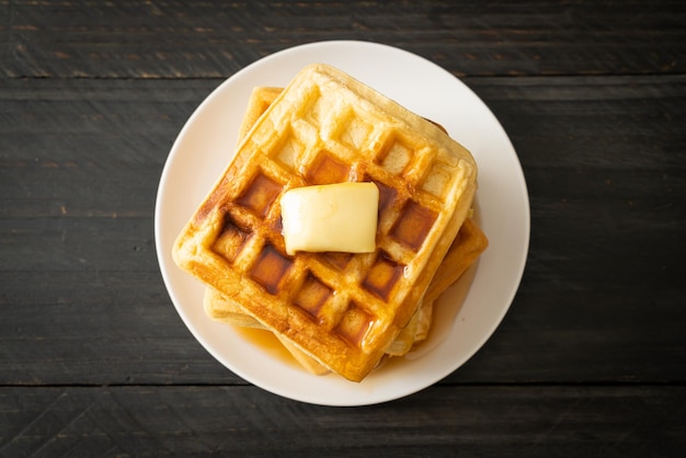 Waffelstapel mit Butter und Honig