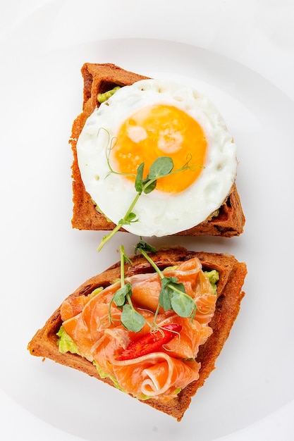 Waffle americano com salmão e ovo com mousse de abacate Café da manhã saudável