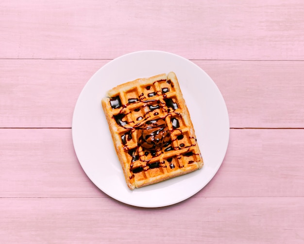 Foto waffle belga com cobertura no prato