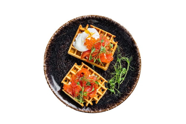 Waffle belga com queijo creme fatias de salmão ovo e caviar vermelho isolado no fundo branco