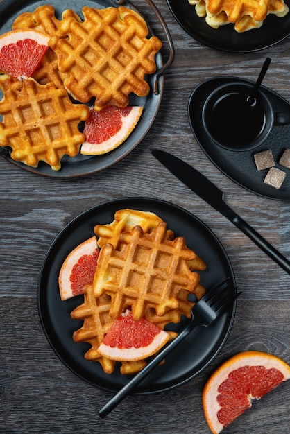 Waffle café da manhã com toranja e café