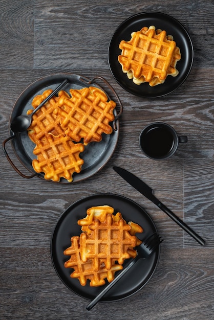 Waffle café da manhã e café em uma mesa de madeira