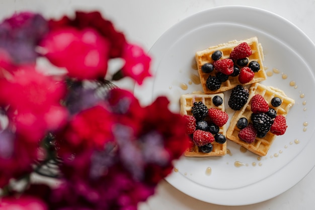 Waffle caseiro com cobertura de frutas vermelhas