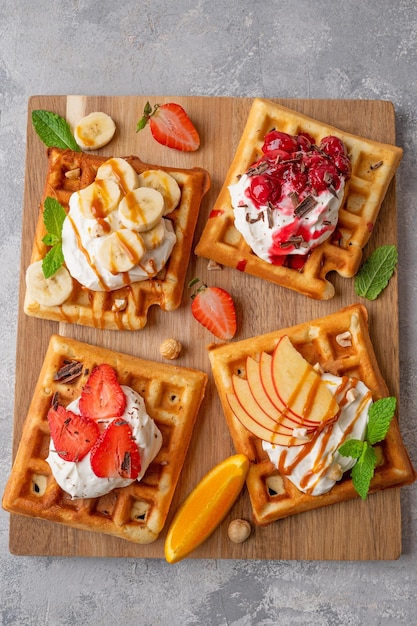 waffle com creme uma variedade de frutas bagas e molhos Waffles tradicionais belgas Vista superior