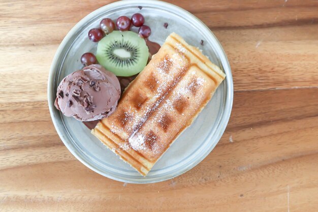 waffle com gelado e frutas ou gelado de chocolate com waffle de uva e kiwi