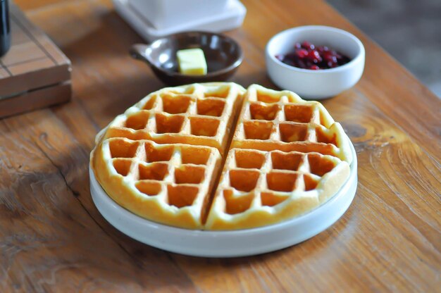 Foto waffle com molho de morango e manteiga