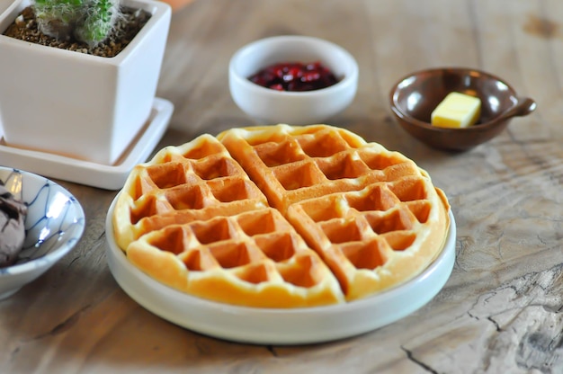 Foto waffle com molho de morango