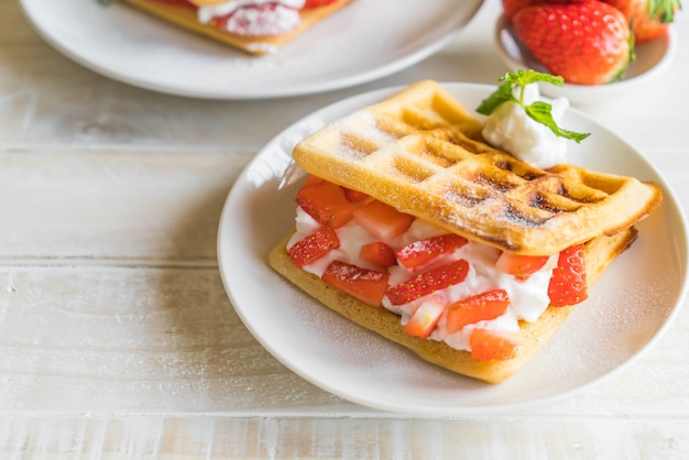 waffle com morango na madeira