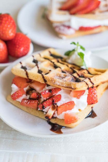 Waffle com morango na madeira