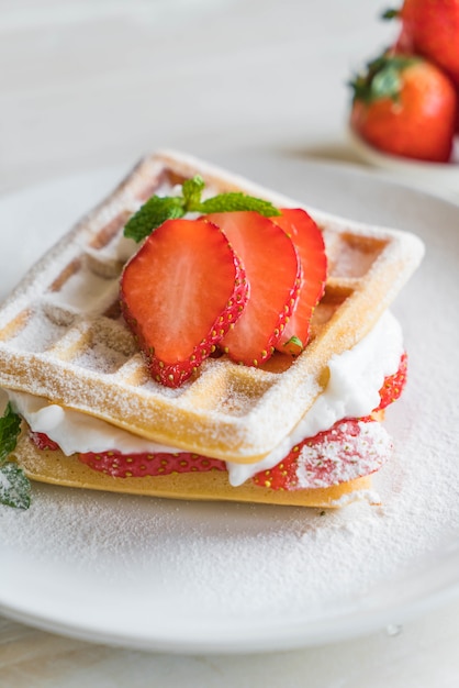 waffle com morango na madeira