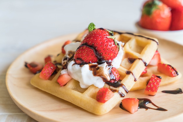 waffle com morango na madeira