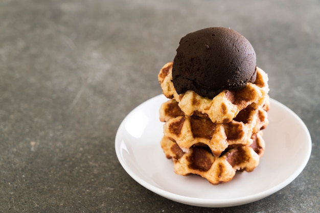 Waffle com sorvete de chocolate