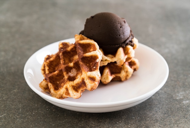 waffle com sorvete de chocolate