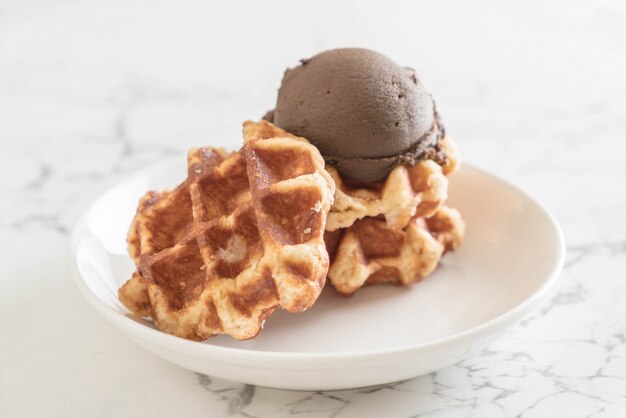 Foto waffle com sorvete de chocolate