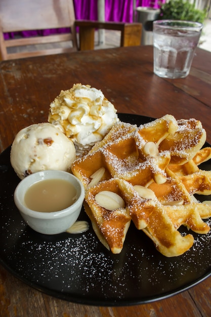 Waffle com sorvete na chapa preta.