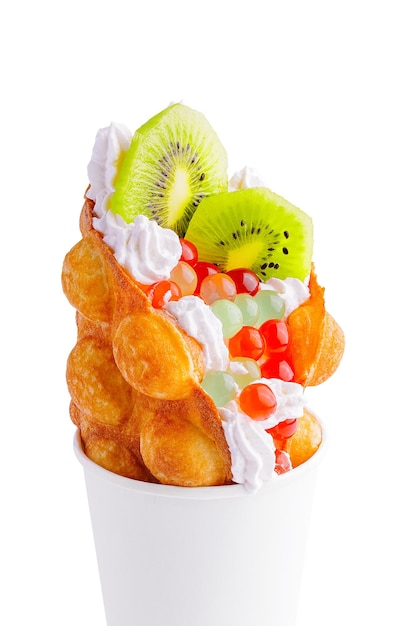 Waffle de bolha com chá de bolha de kiwi e creme batido