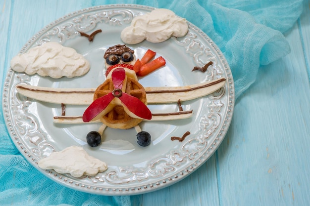 Waffle de café da manhã de avião engraçado com frutas para meninos