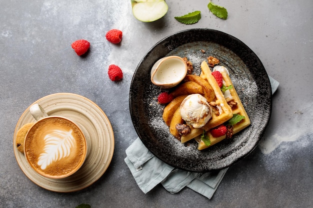 Waffle de maçã e canela com cappuccino de framboesa servido em prato isolado na mesa vista superior do café da manhã árabe