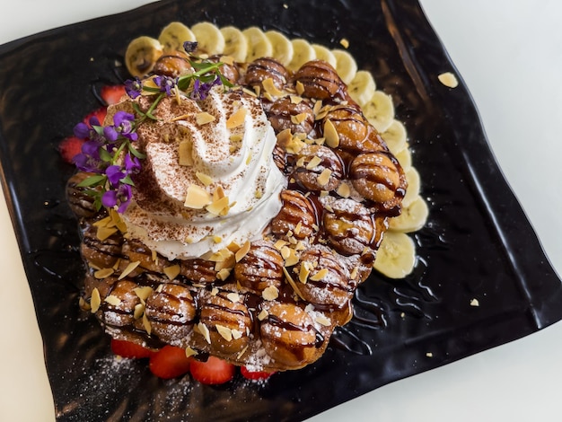 Waffle de ovo estilo Hong Kong com banana morango e creme