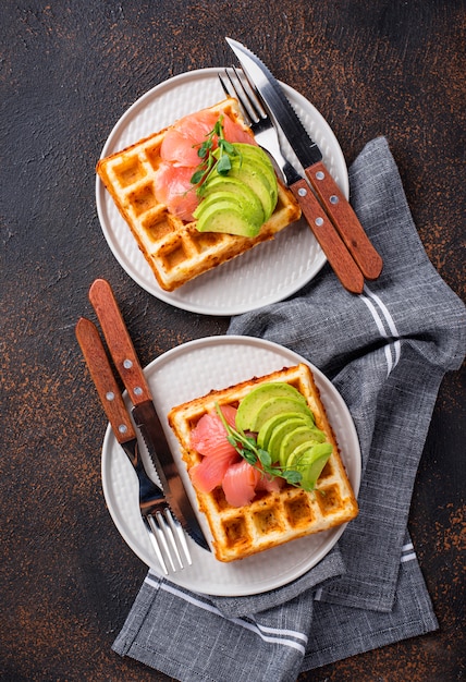 Waffle de queijo ceto com abacate