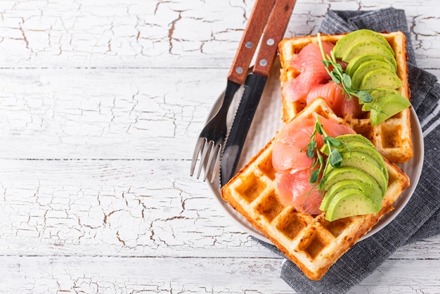 Waffle de queijo ceto com abacate