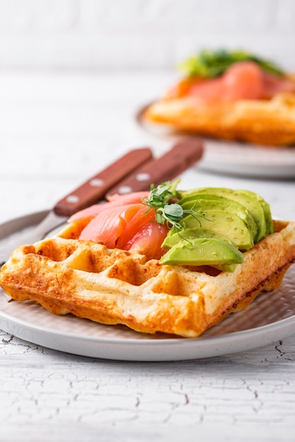 Waffle de queijo ceto com abacate