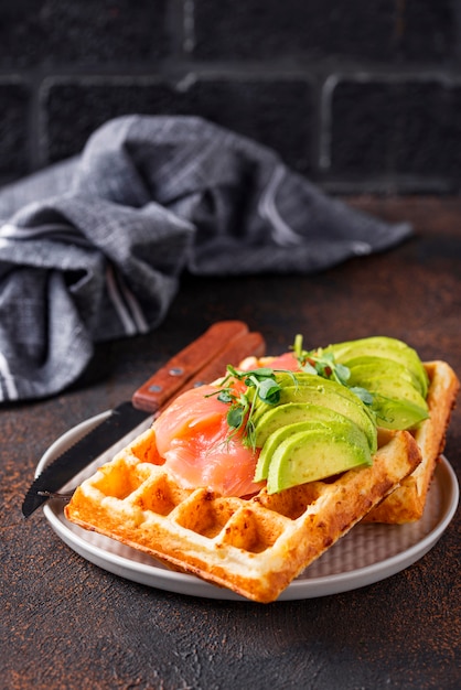 Waffle de queijo ceto com abacate