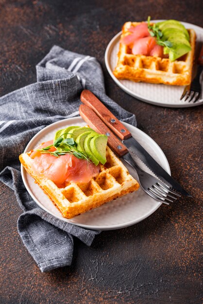 Waffle de queijo ceto com abacate