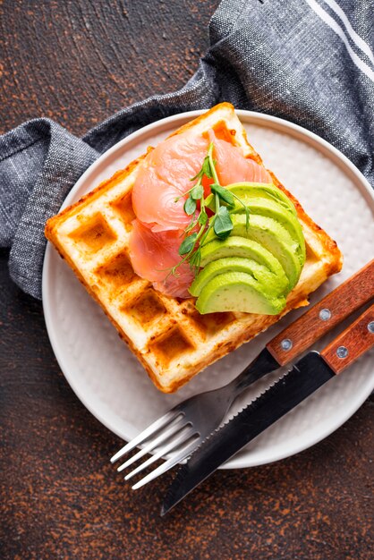 Waffle de queijo ceto com abacate