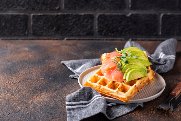 Waffle de queijo ceto com abacate