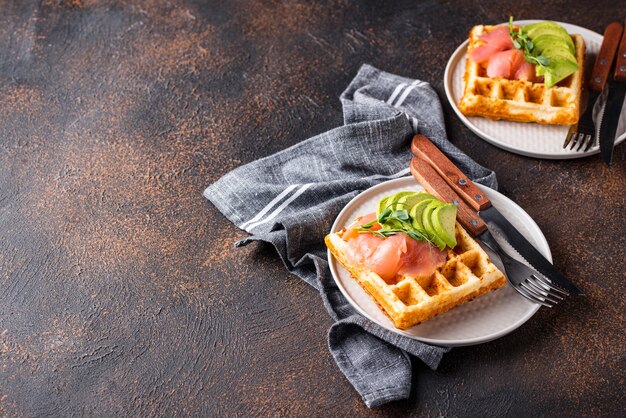 Waffle de queijo ceto com abacate