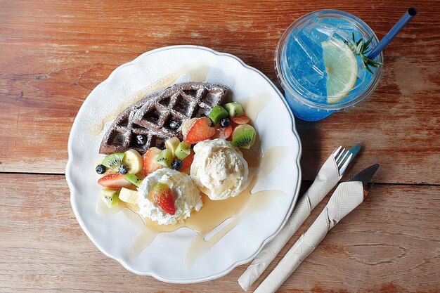 Waffle de sorvete de frutas vermelhas e refrigerante azul