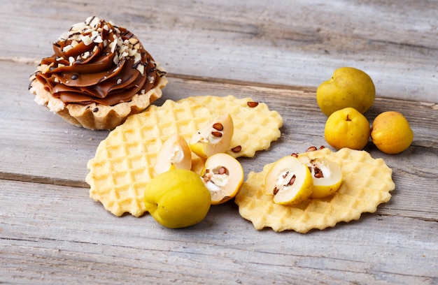 Waffle doce e bolo com creme na madeira