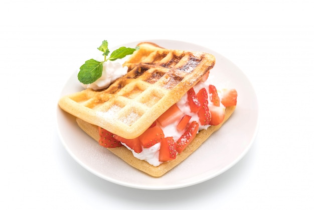 waffle con fresa en blanco