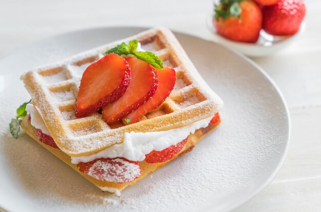 waffle con fresa en madera