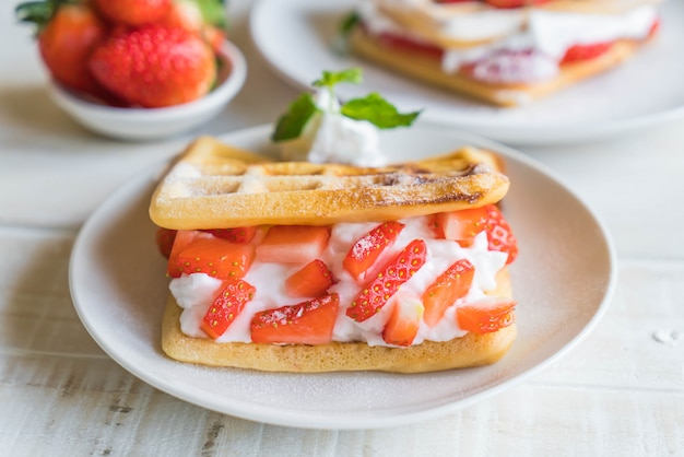 waffle con fresa en madera