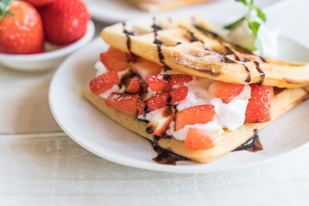 waffle con fresa en madera