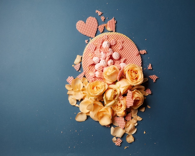 Waffle de rosas y corazones sobre una mesa oscura