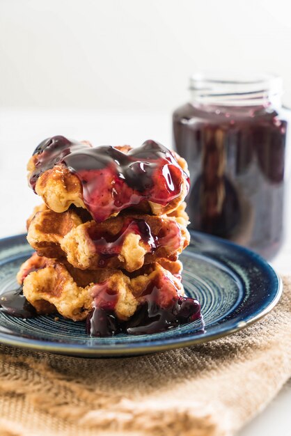 waffle con salsa de arándanos